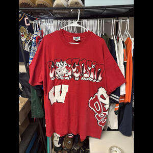 Vintage NCAA Wisconsin Badgers Tow Graffiti Tshirt